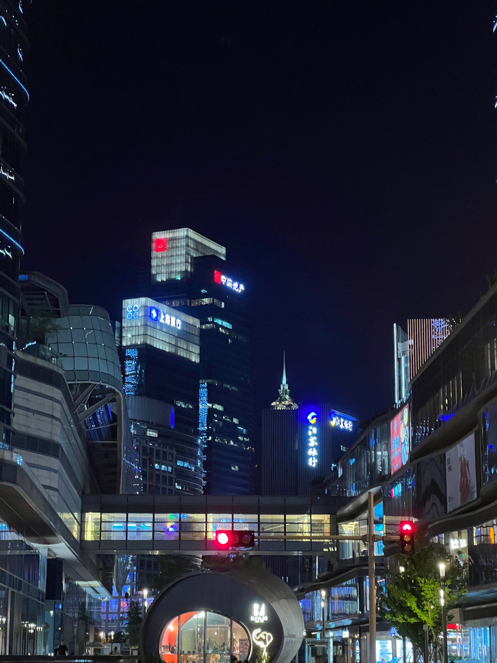 耀眼的城市钢筋水泥森林