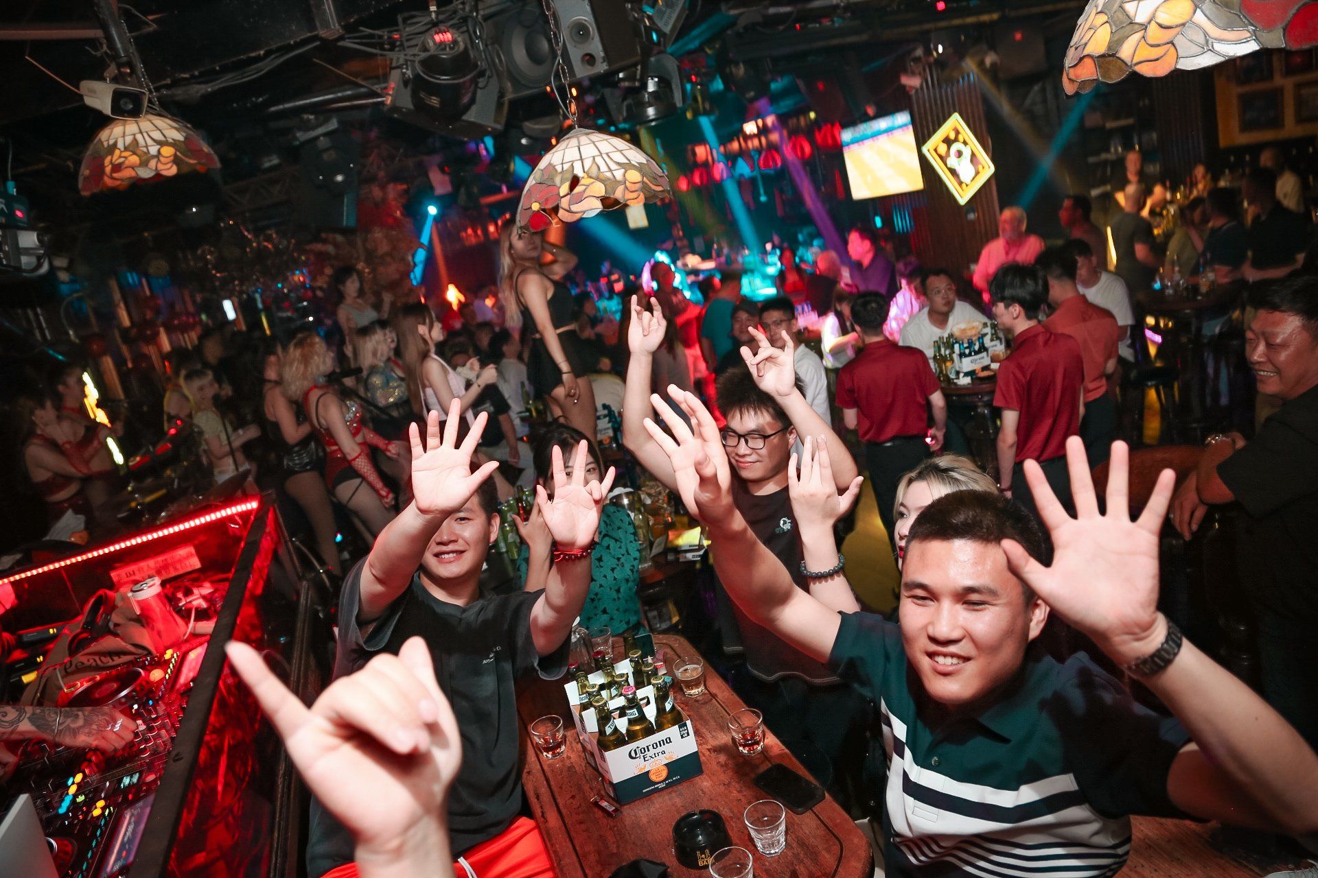 《欢乐昔唐酒吧:酒吧与演出的梦幻融合》