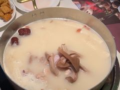 -洪氏嗨捞·广东猪肚鸡·椰子鸡火锅(西咸万象城店)