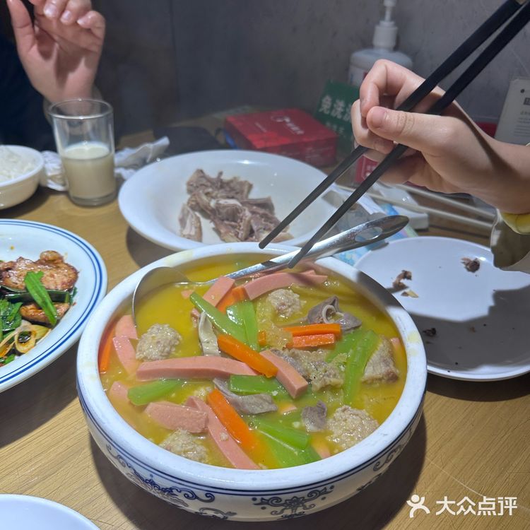 地方菜 本地老店 跟到导航来的 店里面坐满了客人
