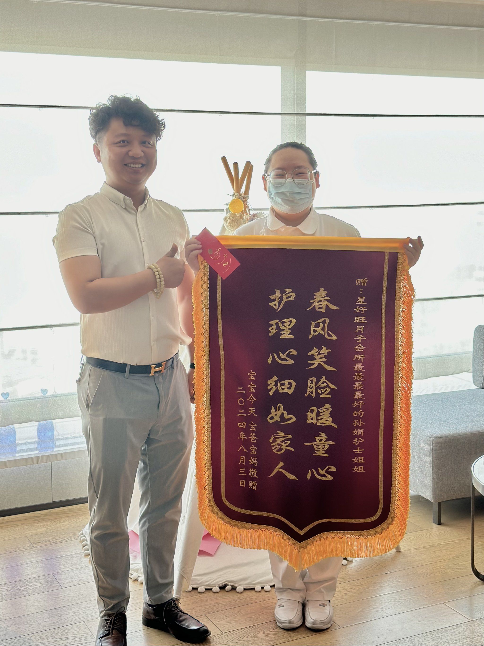 恭喜🎉
获得锦旗的护士小姐姐👩‍⚕️
被认可 是一种