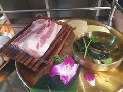 山葱厚切猪五花-闻老头·菊花炭烤肉(佛山首店)