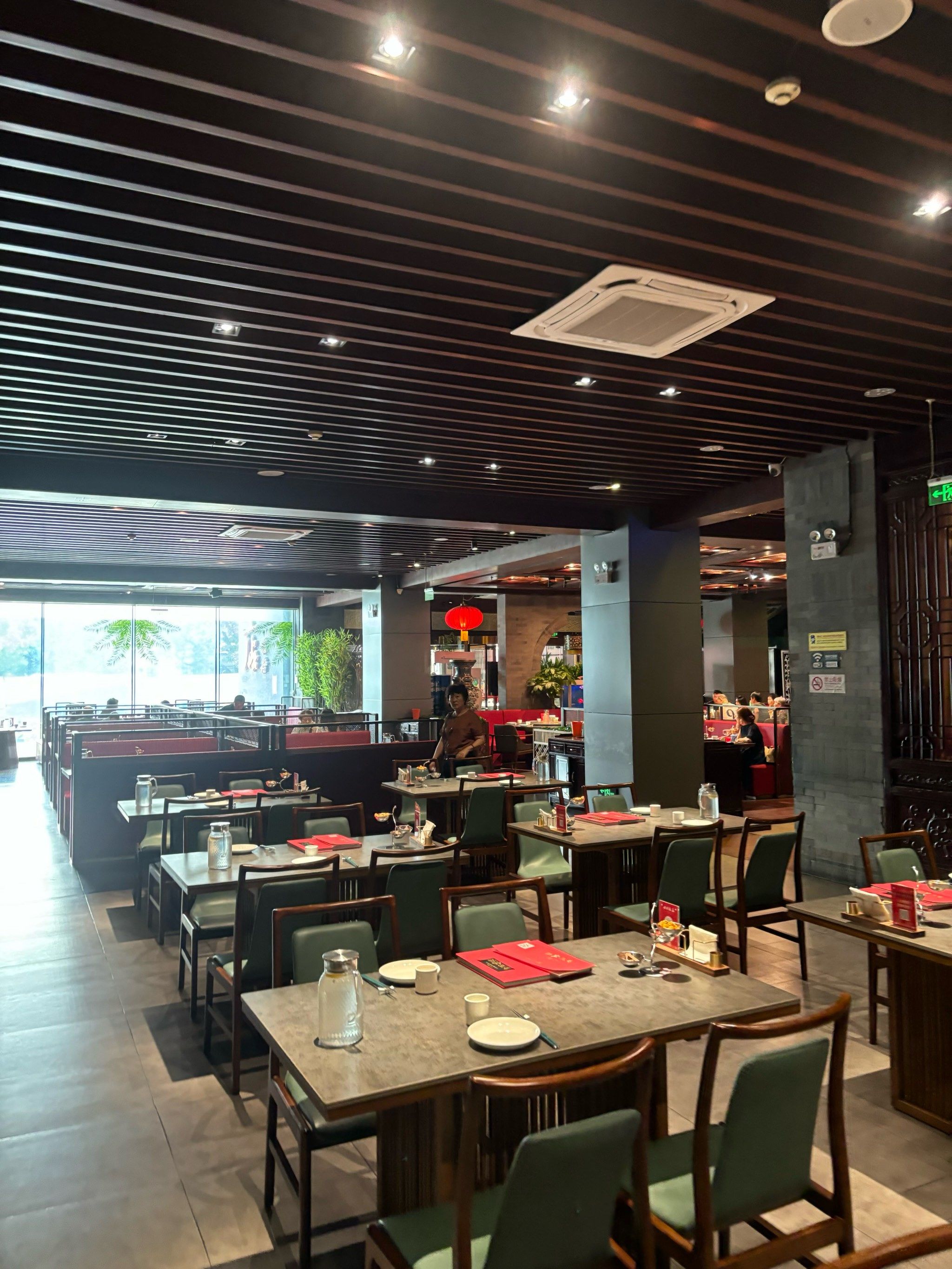 四川饭店,久闻大名.停车场不好找,如果按