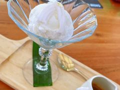 -Chom Cafe and Restaurant