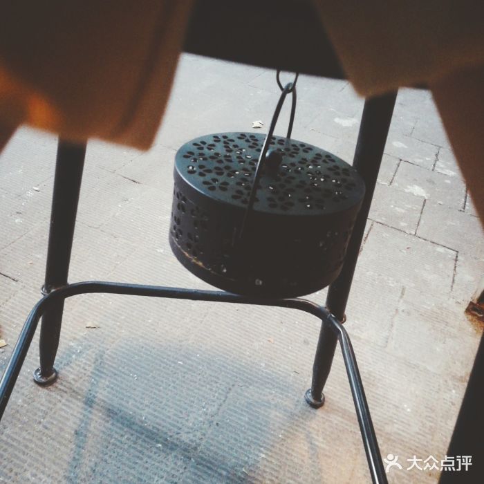 夏天开始,老板放了个蚊香炉在椅子下面