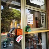 在店门口等着买饭回来的老板给开门