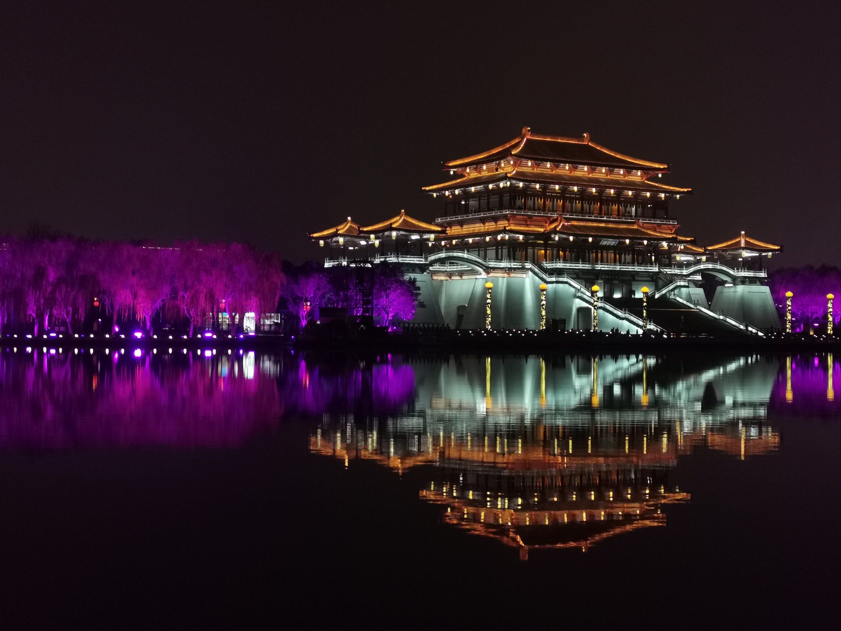 灯一亮,长安的繁华和辉煌提现得淋漓尽致