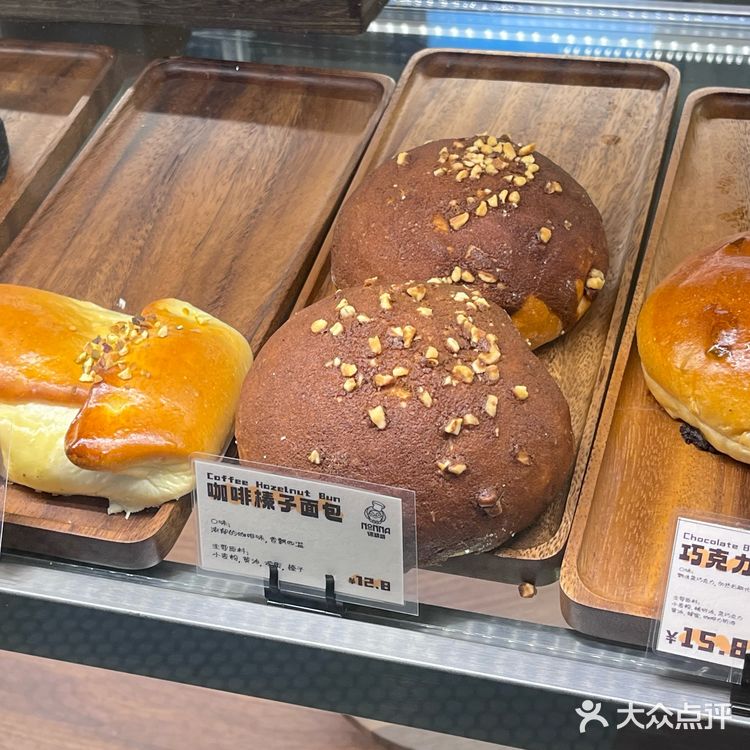 食入开心果瑞士卷一枚