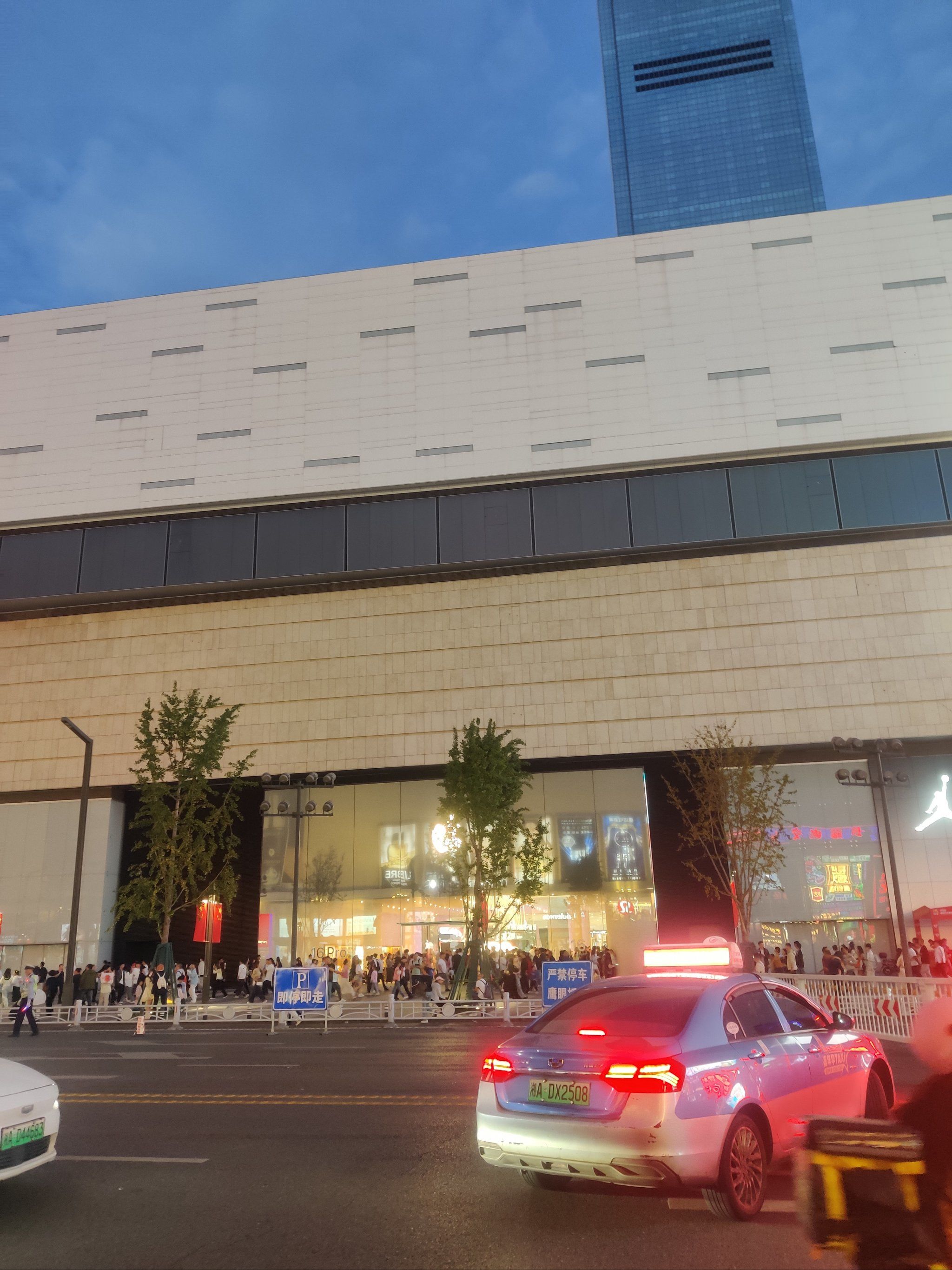 长沙之最人潮涌动的ifs商场