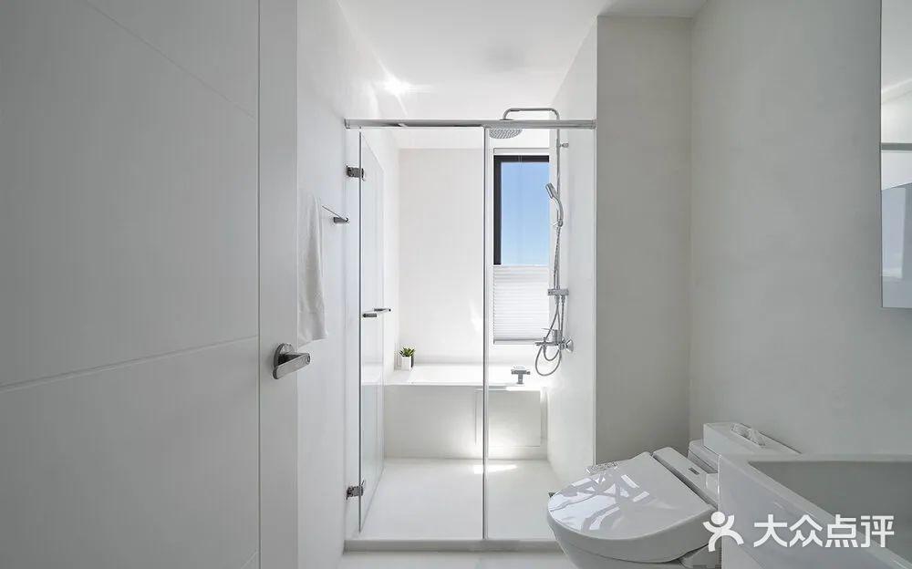 仅需要一间卧室，所以设计师在格局上做了很大改变