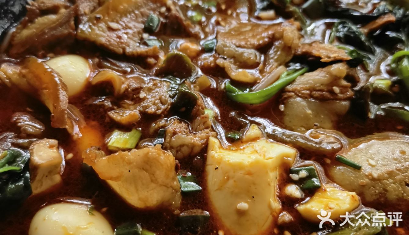 八元就可以加这么多回锅肉的麻辣烫