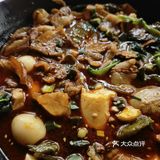 八元就可以加这么多回锅肉的麻辣烫