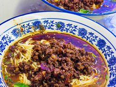特色炸酱面-渝之汇牛肉豌杂面