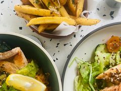 牛油果三文鱼波蛋谷物碗-gaga(深圳南山益田假日广场店)