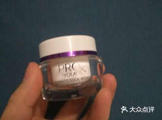 在银泰百货里买的。两个一人买了一瓶