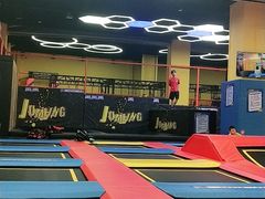 -爱蹦iBOON蹦床运动馆(江汉店)