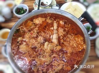 态度拽到不行的酸笋鸡火锅店