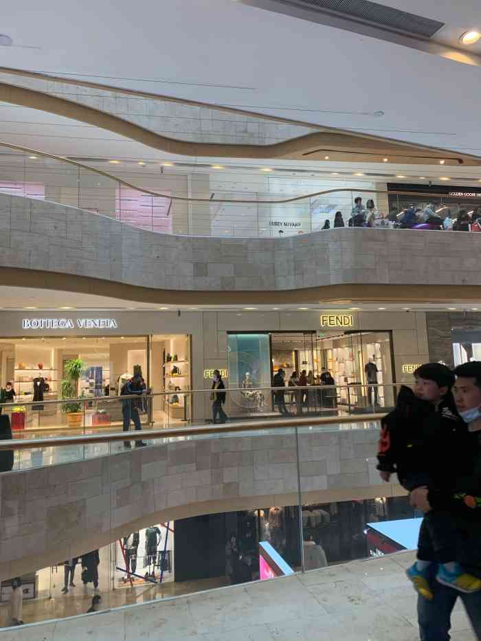 lv路易威登(德基广场店)-"让我排了一个小时的队,终于进去了这个传说.