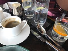 点多了，自助含茶或咖啡。不用叫就送了过滤水（放了水果，表扬）-天龙轩(香港丽思卡尔顿酒店)