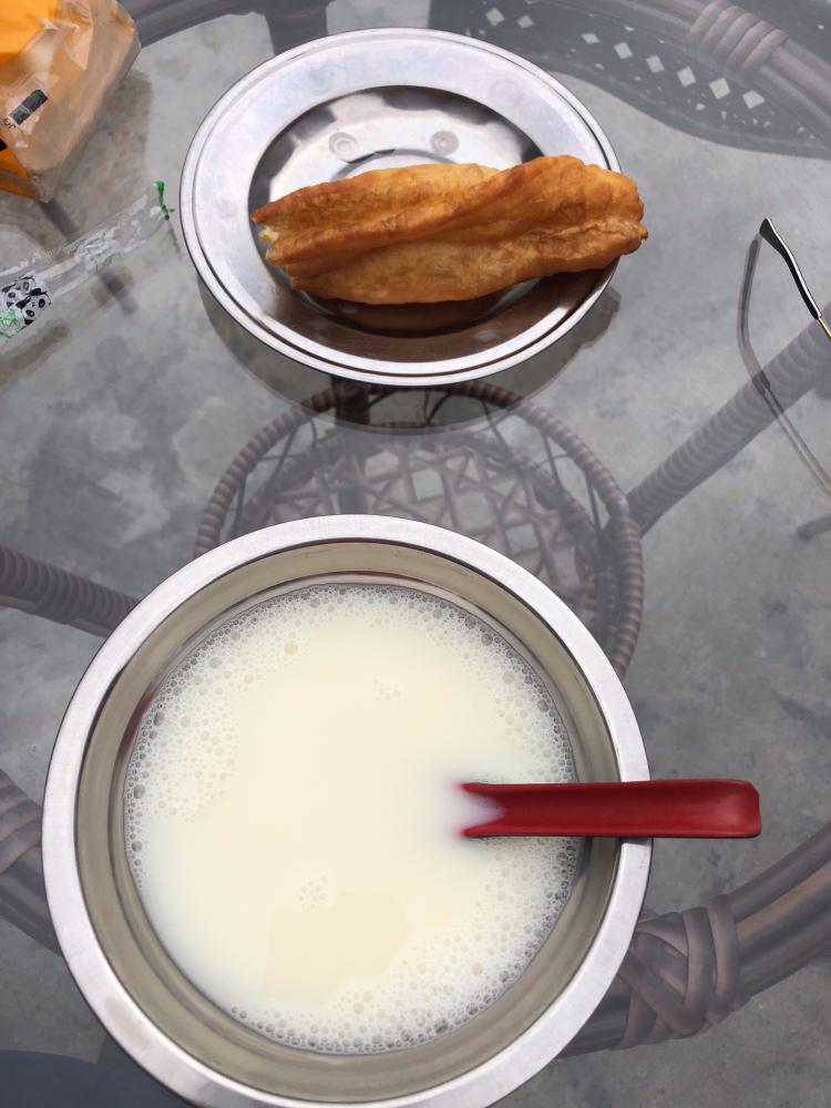 写的是现磨豆浆,其实是点儿白颜色的水