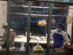 面包甜点陈列柜-东就鸭饭店·古早海南菜(滨海店)