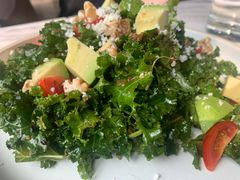 雨衣甘蓝牛油果沙拉-The Rug Cafe(王府中环店)