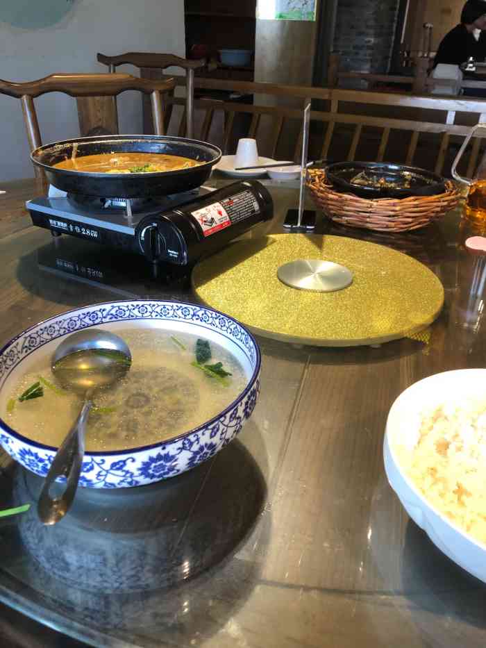 1718食尚馆(西西那堤店)-"在湖州的西南角,新区里一眼能注意到的饭店.