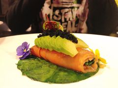 烟熏三文鱼菠菜色拉配牛油果及黑鱼籽-C&R西班牙餐厅