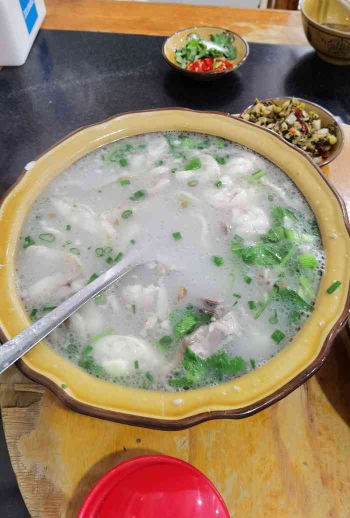 长山鸿源羊肉馆(荣县店)-"味道不错,荣县的羊肉汤是正宗清汤,肉质黑.