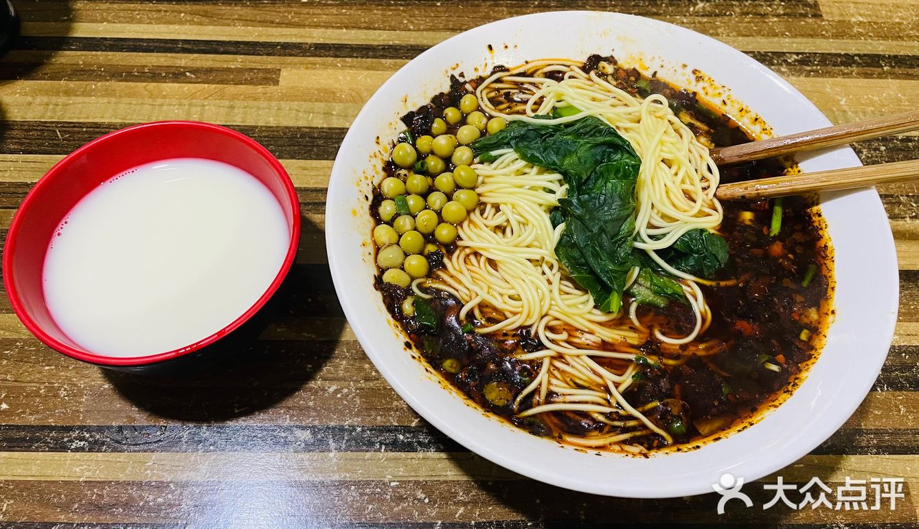夫妻俩在这里做面多年，食客大多是附近的街坊邻居