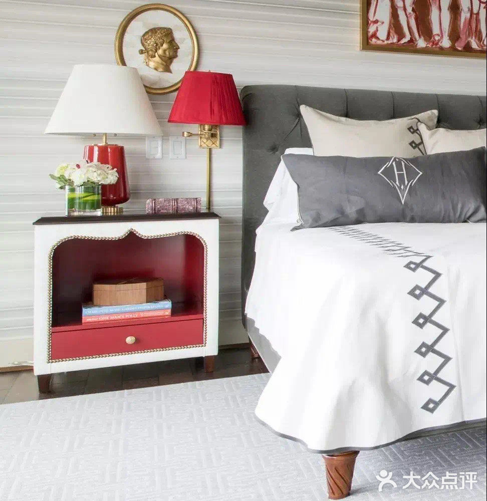 在布艺搭配中，灰、白、红，三色创造了独特的装饰性