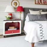 在布艺搭配中，灰、白、红，三色创造了独特的装饰性