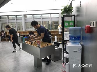 没有迟到。更衣需要排队
