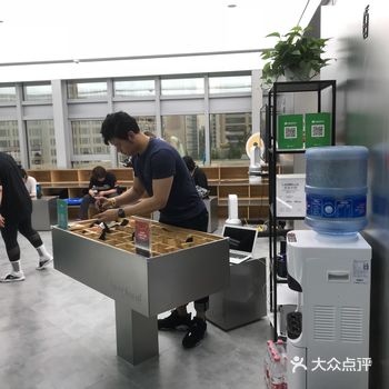 没有迟到。更衣需要排队