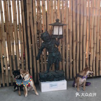 第一次跑觀塘來，除了地鐵附近的商場什麼的，走遠一點到