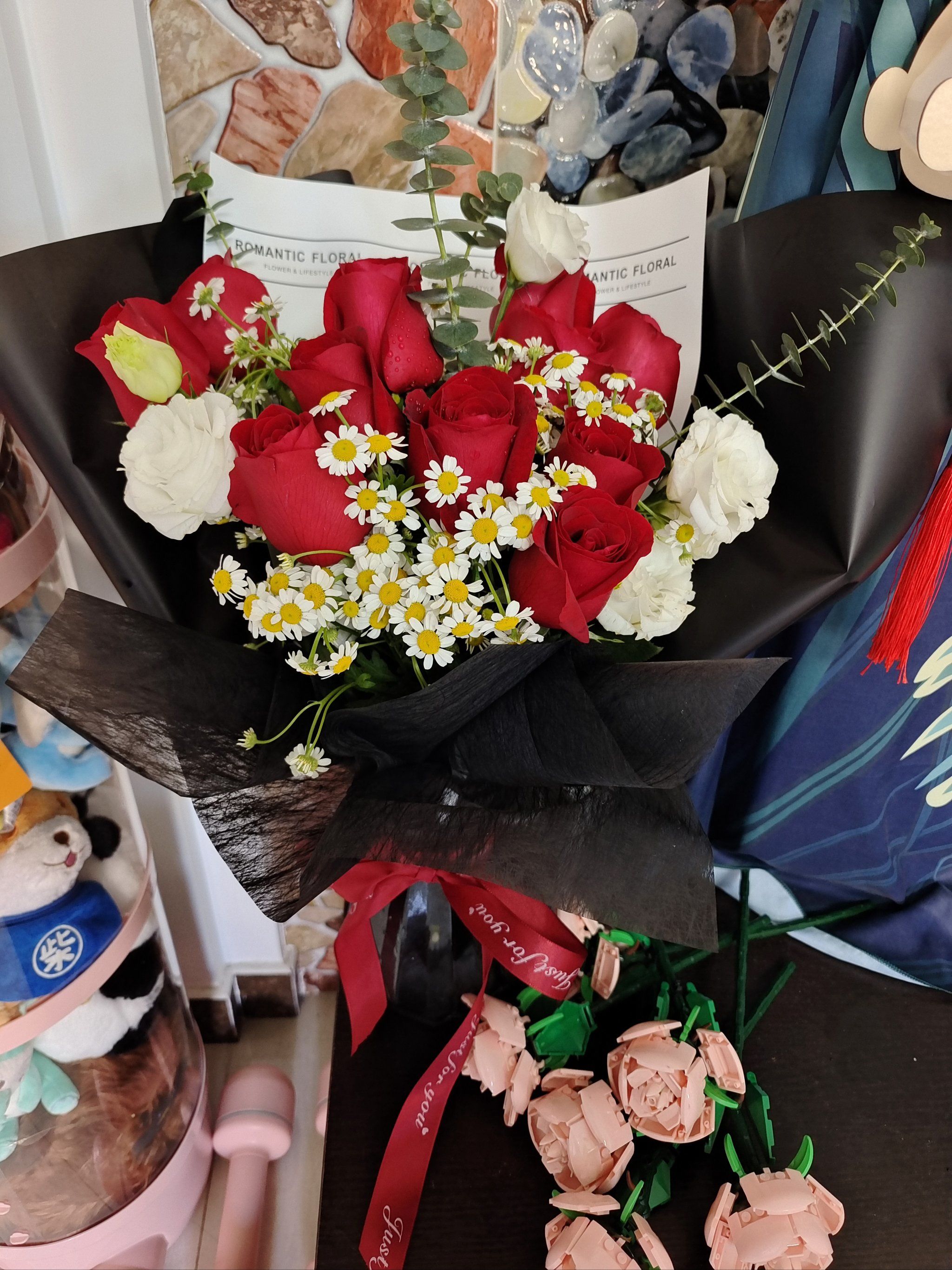 回家都舍不得把包装拆了,简单拆了两张以后,直接插进花瓶里了.