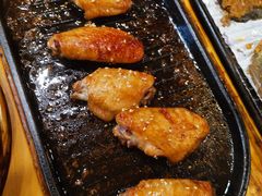 料理烤焦香翅中-老东镇啤酒屋海鲜加工·蒸汽海鲜·海鲜烧烤(台东店)