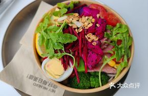 Black Pepper Beef Salad with Vegetables and Fruits