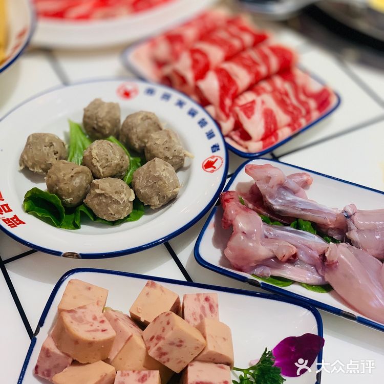 人气爆棚明星火锅~   整个餐厅装修的也是相当的红火