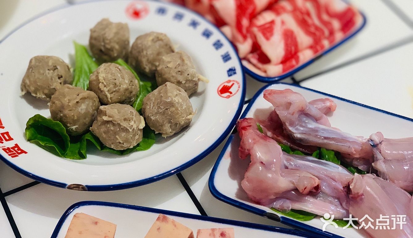 人气爆棚明星火锅~   整个餐厅装修的也是相当的红火