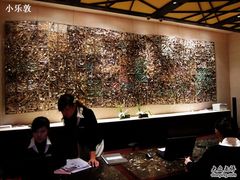 酒店前台MM头上的鸡蛋花很抢眼-石梅湾艾美度假酒店