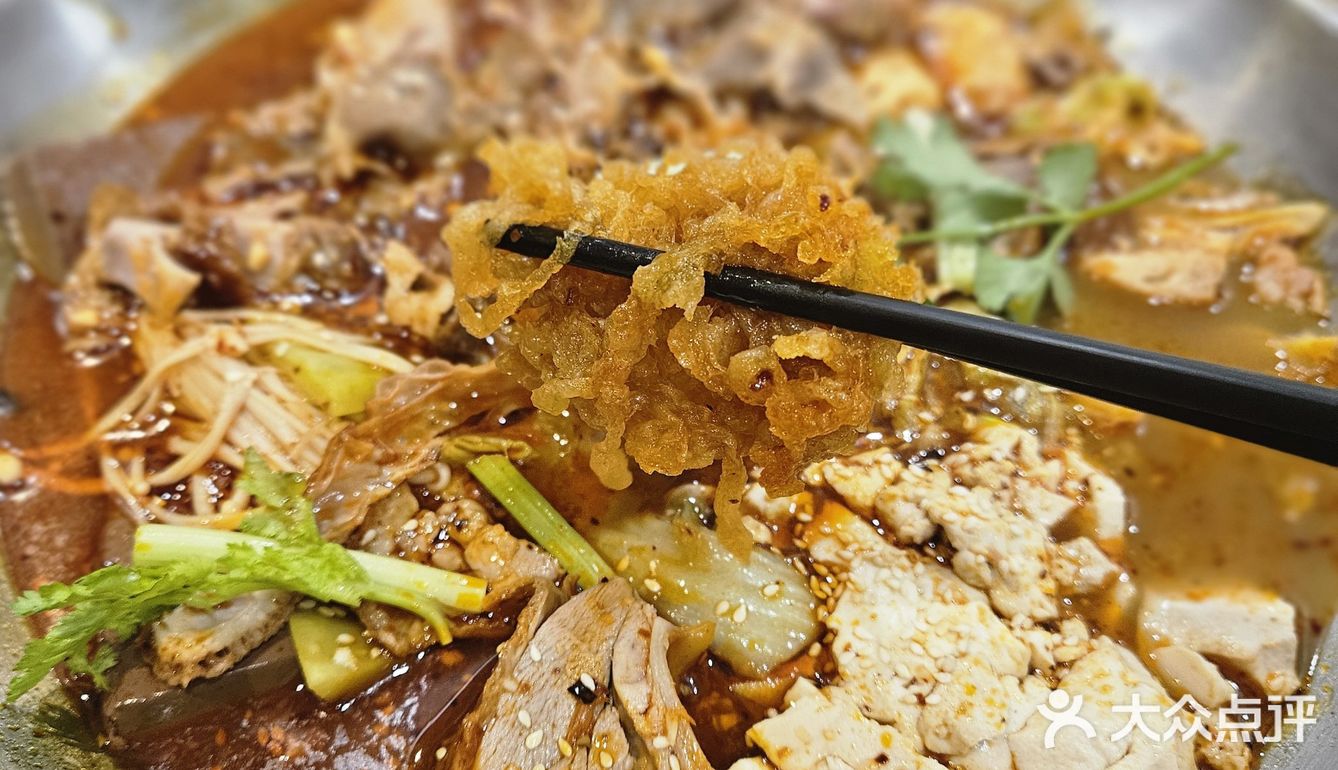 这家冒烤鸭里居然还有炸蛋，豆花，玩的很溜呀