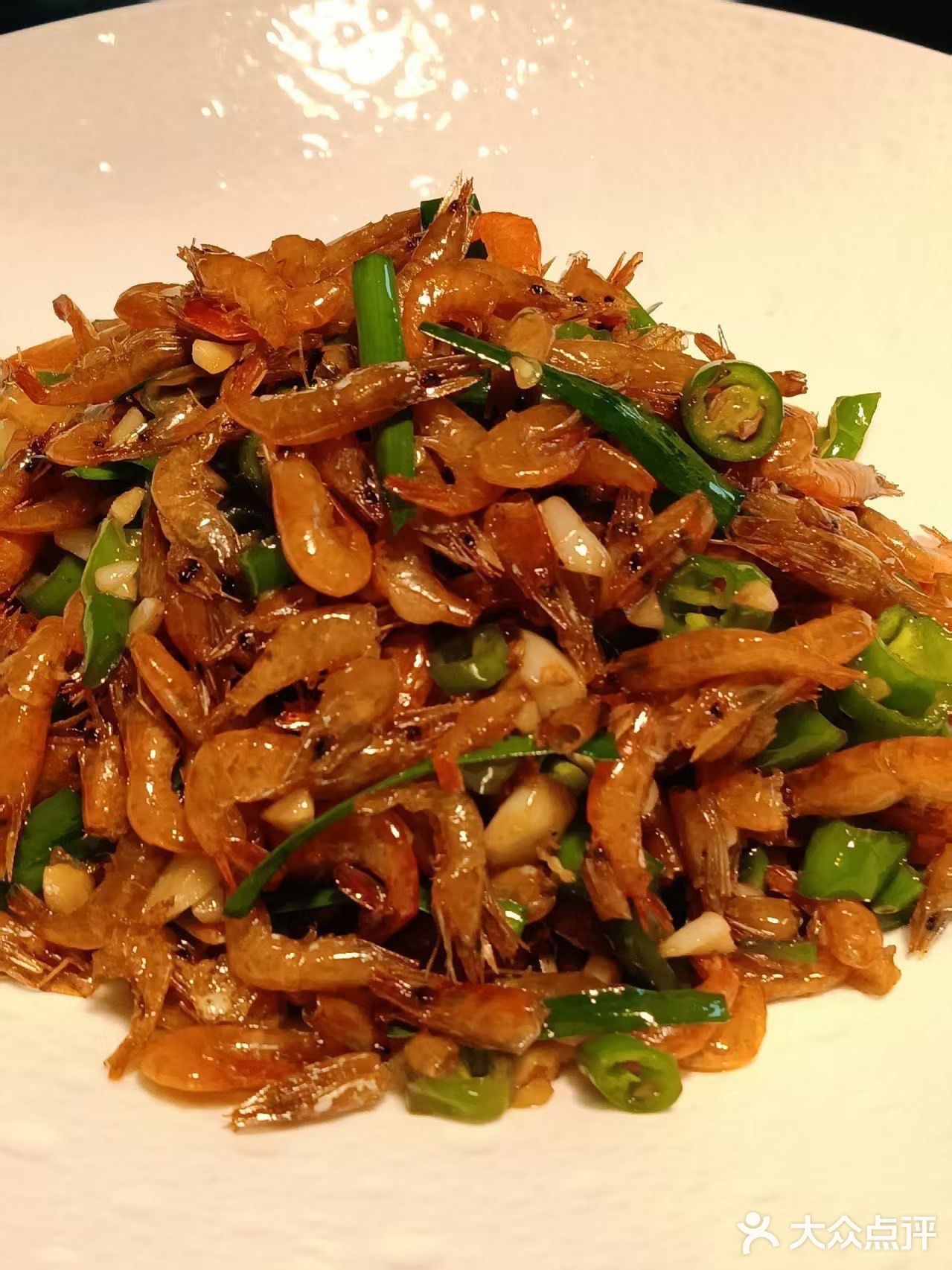 青椒炒小河虾:河虾饱满,和青椒、蒜末同炒,香气应该很足