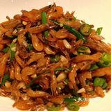 青椒炒小河虾:河虾饱满,和青椒、蒜末同炒,香气应该很足