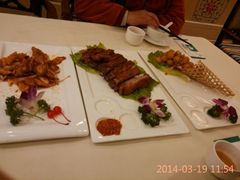 馕炒肉，烤羊排，迷你土豆球。-阿拉丁新疆风味餐厅·清真(罗廊巷店)