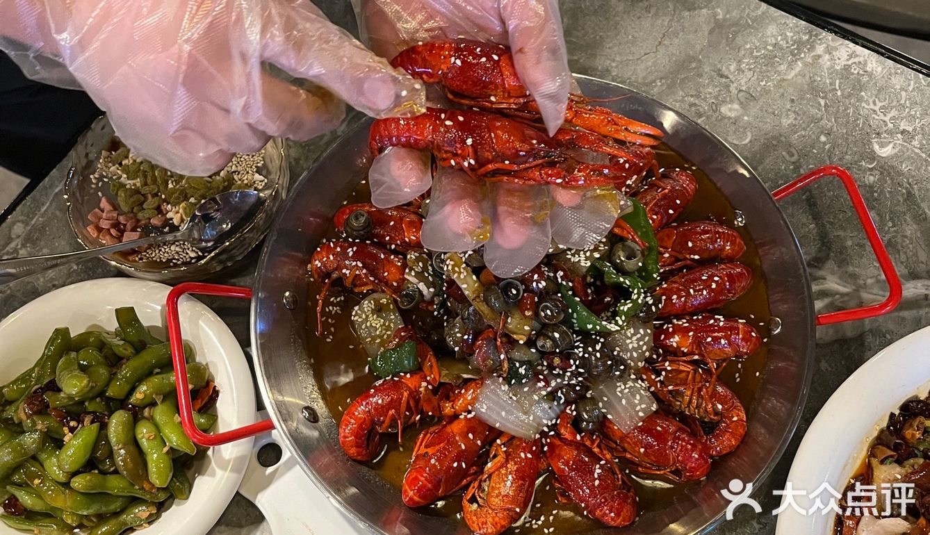 姐妹们集合！快来吃帅哥剥的龙虾！