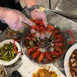 姐妹们集合！快来吃帅哥剥的龙虾！