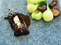 红烧牛肉和菜心-许仙楼餐厅
