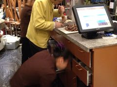 服务员在切肉~~-新兴·金羊座·粤菜点心(乐峰店)