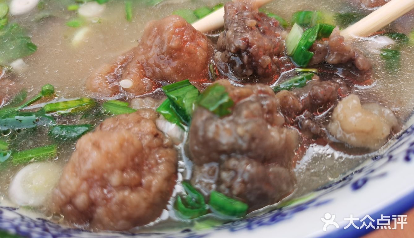 一碗香喷喷冒着热气的焦香牛肉丸子汤